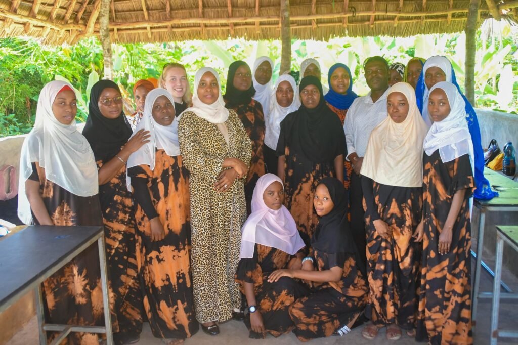Wanachama 20 wa Kijaluba iSAVE Wanufaika na Mafunzo ya Batiki na Ushonaji